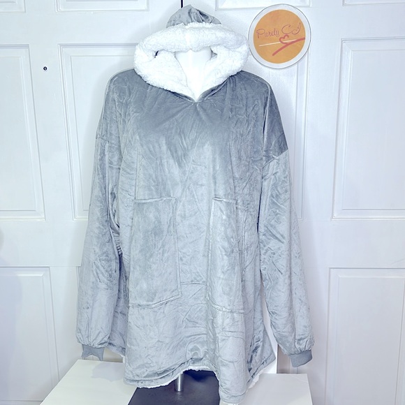 CUDDLE CREW Reversible Blanket Hoodie Gray / Charcoal One Size fits most NWT - Picture 1 of 13